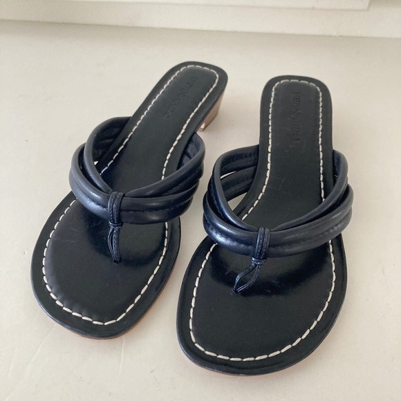 NWT Bernardo Anthropologie Miami Demi Black Leather Thong Sandals Sz 8.5 - Picture 1 of 7